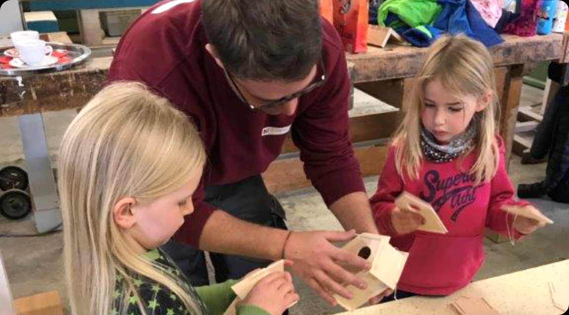 Die Kinder haben viel Spaß beim Bauen der Vogelhäuschen